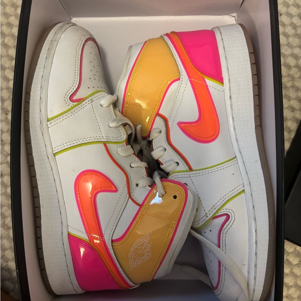 Air Jordan Mid Edge Glow
